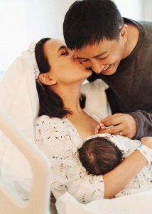 ​韩庚卢靖珊晒照官宣女儿出生：你好我们的宝贝