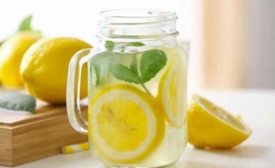 ​喝柠檬水有什么作用与功效（喝柠檬水到底有什么好处）
