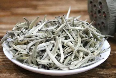 白茶的种类主分为四类：白毫银针/贡眉等(第一茶中极品)