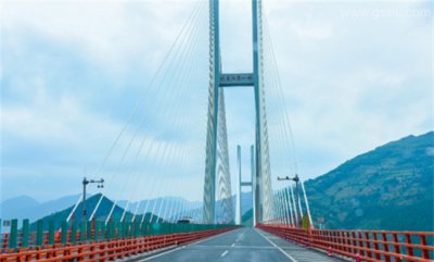 ​世界最高的桥梁 北盘江大桥(相当于200层楼)