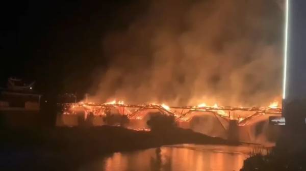 中国最长木拱廊桥遭焚毁