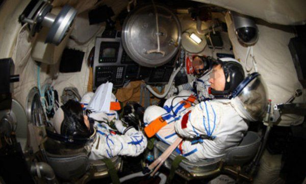 宇航员在太空中怎么上厕所,太空中没有重力图6