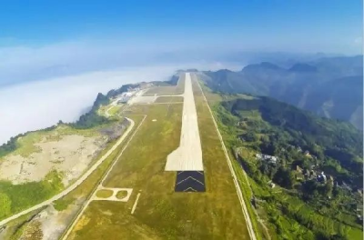 ​中国唯一建在悬崖和深沟的河池机场的修建原因
